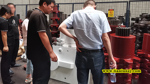 貴陽(yáng)彭總開展刮板機(jī)配件業(yè)務(wù)，來(lái)我廠考察參觀！