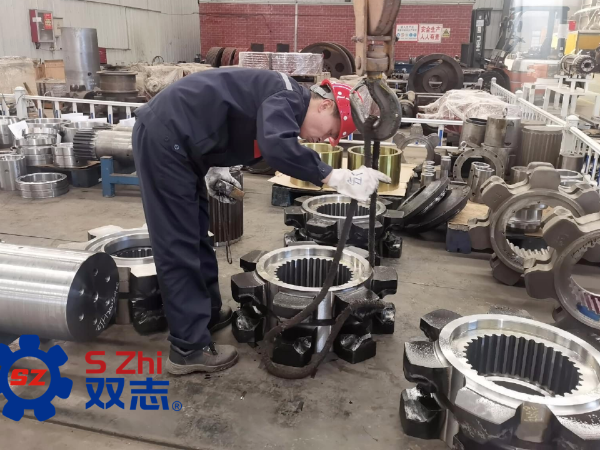 致敬每一位一線工人，堅守崗位，兢兢業(yè)業(yè)。_河南雙志